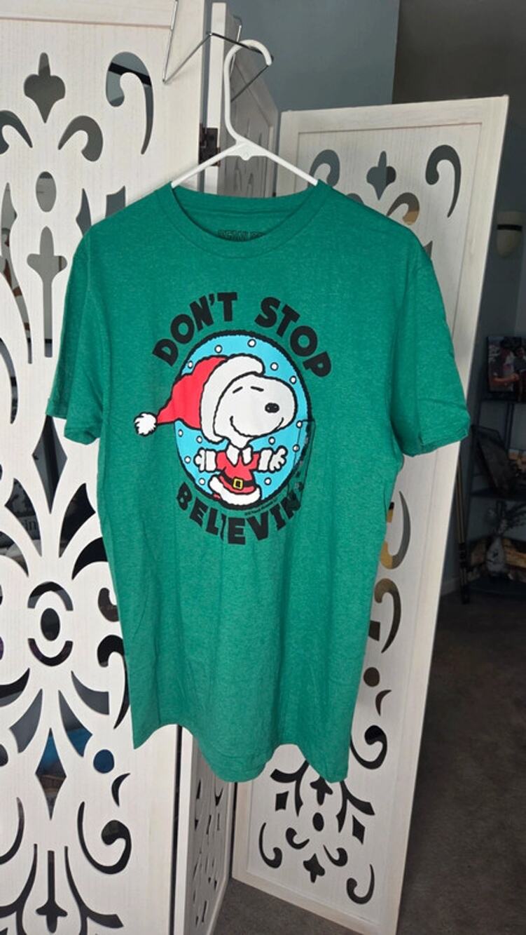 Peanuts Snoopy Christmas Tee Dont Stop Believin Graphic Shirt Medium nwot
